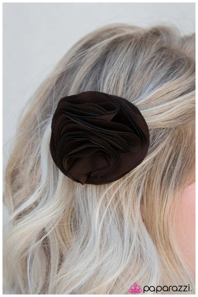 Accesorios para el cabello de Paparazzi ~ Parte del pliegue - Marrón