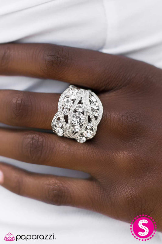 Paparazzi Ring ~ The Queen Has Arrived - White