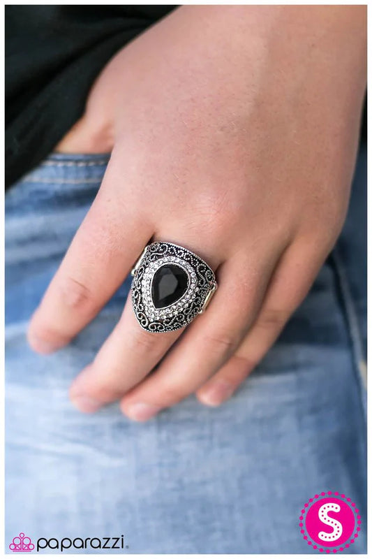 Anillo Paparazzi ~ Reina Regnant - Negro