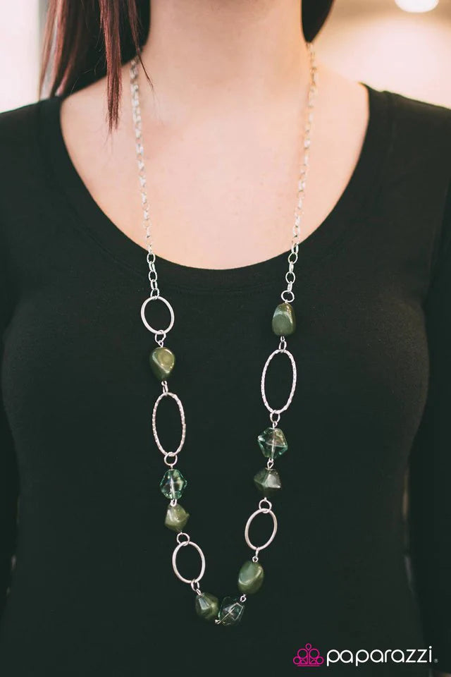 Collar Paparazzi ~ Vacaciones de ensueño - Verde