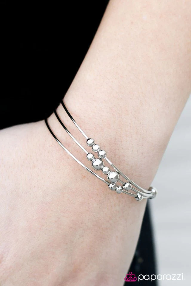 Pulsera Paparazzi ~ Gravedad cero - Plata