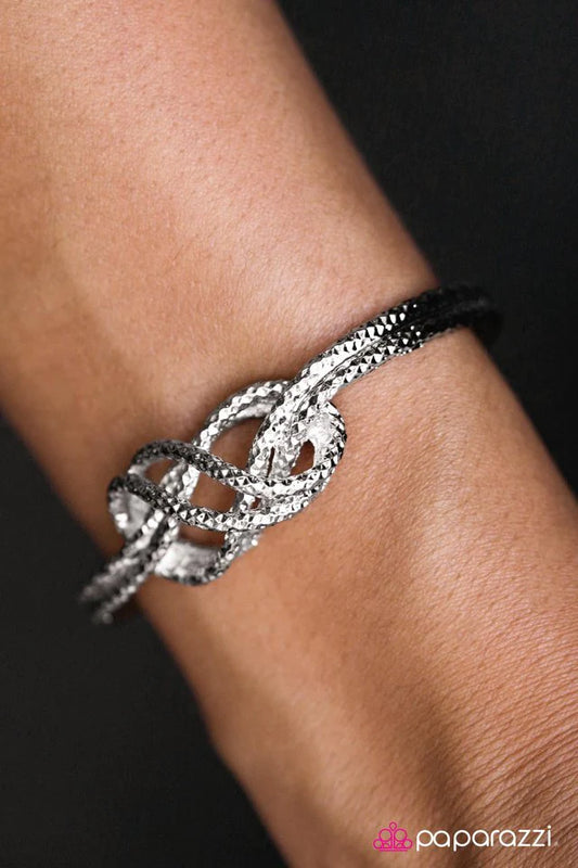 Pulsera Paparazzi ~ So KNOT Sorry - Plata