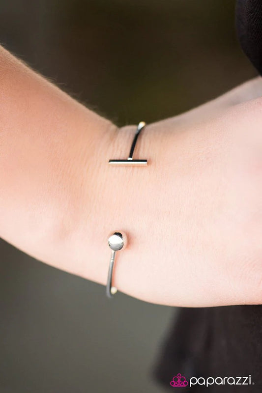 Pulsera Paparazzi ~ ¡Qué desnuda estás! - Plata