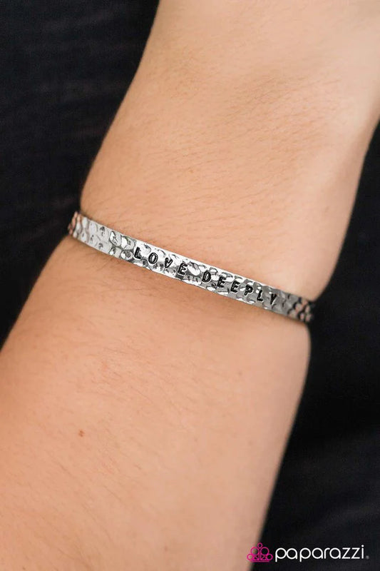 Pulsera Paparazzi ~ Love Deeply - Plata
