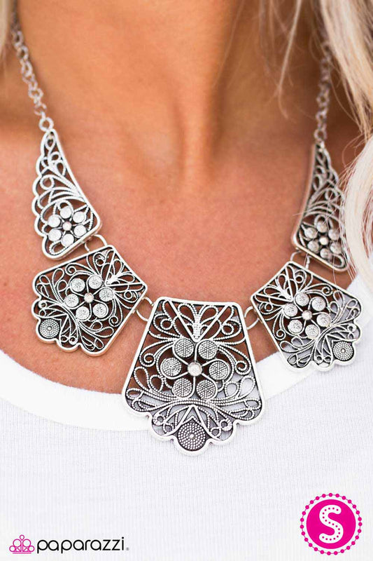 Collar de paparazzi ~ Zorrita victoriana - Plata