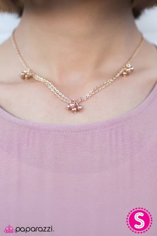 Collar Paparazzi ~ Intenciones modestas - Oro