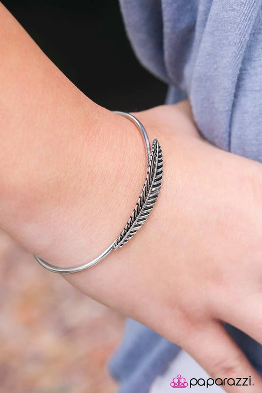 Pulsera Paparazzi ~ The Sooner The FEATHER - Plata