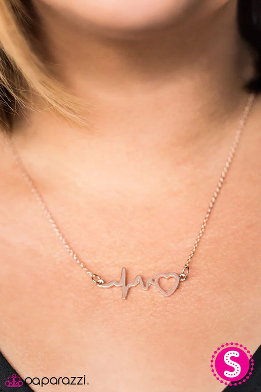 Collar Paparazzi ~ Haces que mi corazón cante - Oro