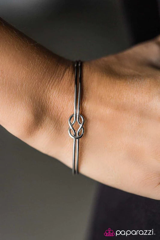 Pulsera Paparazzi ~ Love Me KNOT - Plata