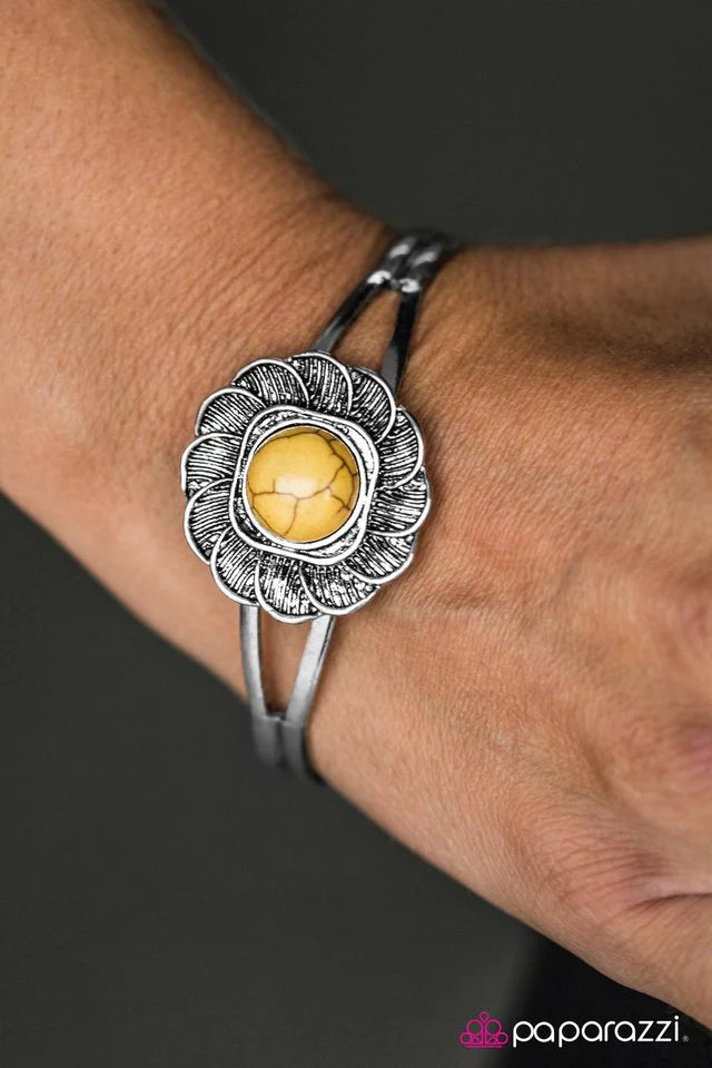 Paparazzi Bracelet ~ Solar FLOWER - Yellow