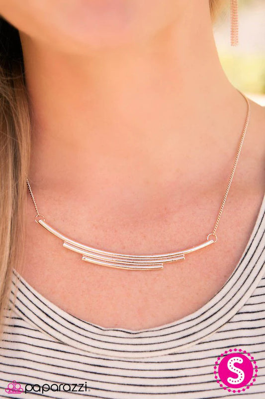 Collar Paparazzi ~ Majestic Mesas - Oro