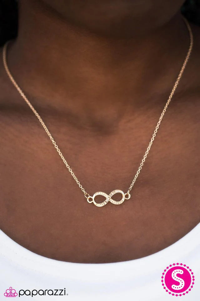 Collar Paparazzi ~ Momento perfecto - Oro