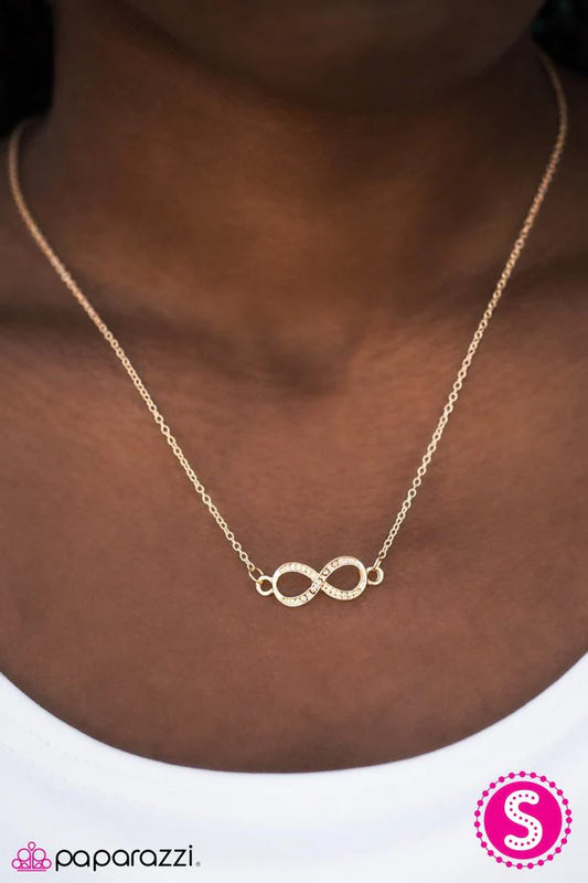 Collar Paparazzi ~ Momento perfecto - Oro