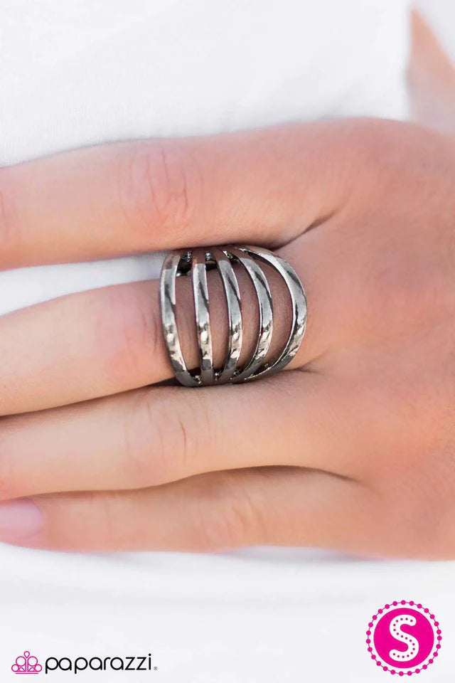 Paparazzi Ring ~ Bend In The Wind - Black