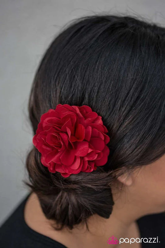 Accesorios para el cabello de Paparazzi ~ Déjame llamarte cariño - Rojo