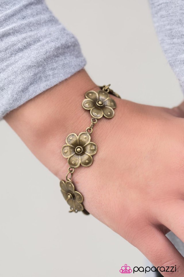 Pulsera Paparazzi ~ Flores de otoño - Latón