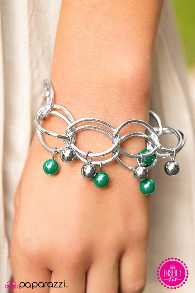 Pulsera Paparazzi ~ Cambio de estaciones - Verde