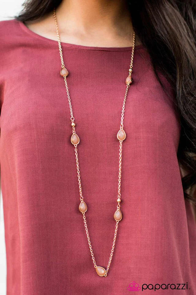Collar Paparazzi ~ Diva en forma de lágrima - Oro