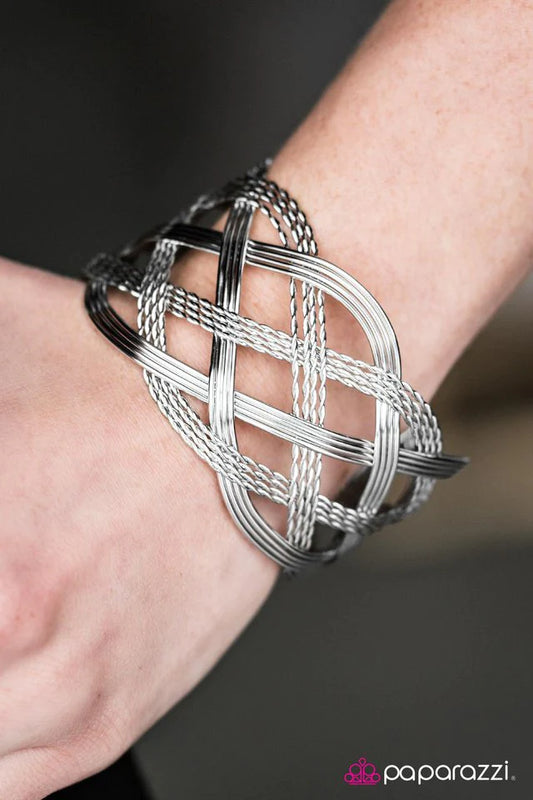 Pulsera Paparazzi ~ Cadena Calamity - Plata