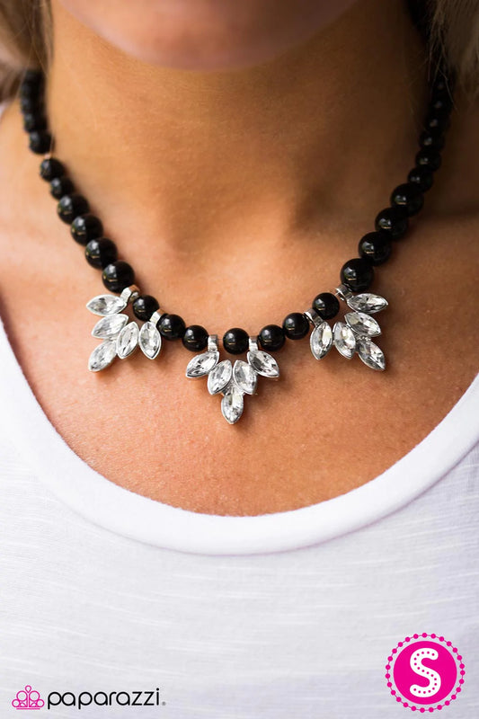 Collar Paparazzi ~ Cristales de hielo - Negro