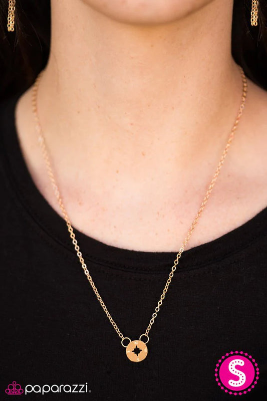 Collar Paparazzi ~ Point Me Home - Oro
