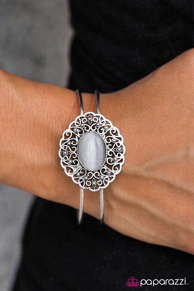 Pulsera Paparazzi ~ FRILL Seeker - Plata