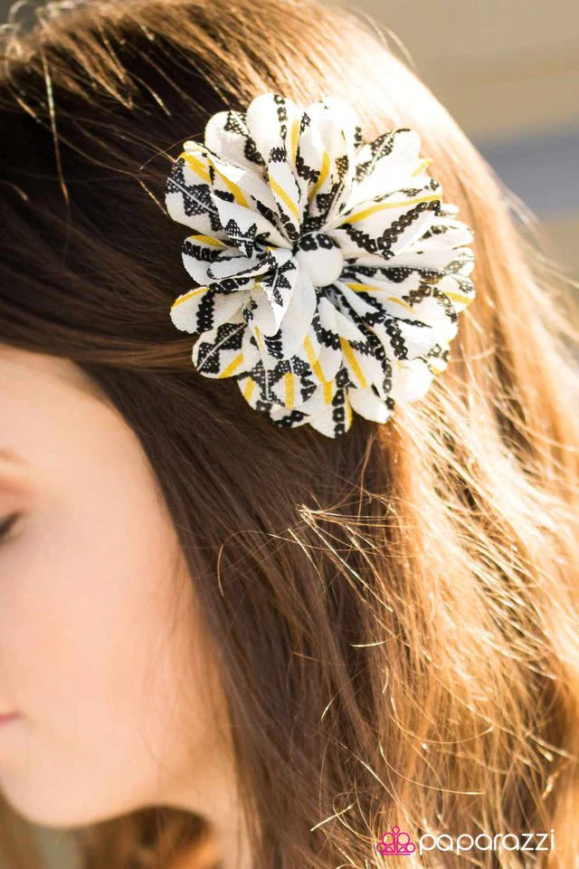 Accesorios para el cabello de Paparazzi ~ Bali Blooms - Amarillo