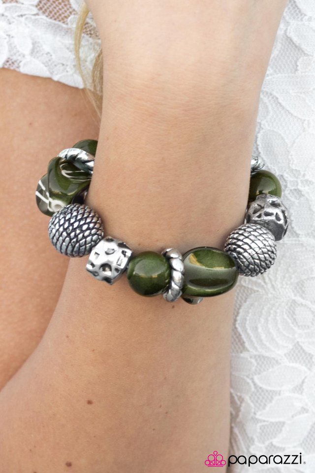 Pulsera Paparazzi ~ Divinely Deco - Verde