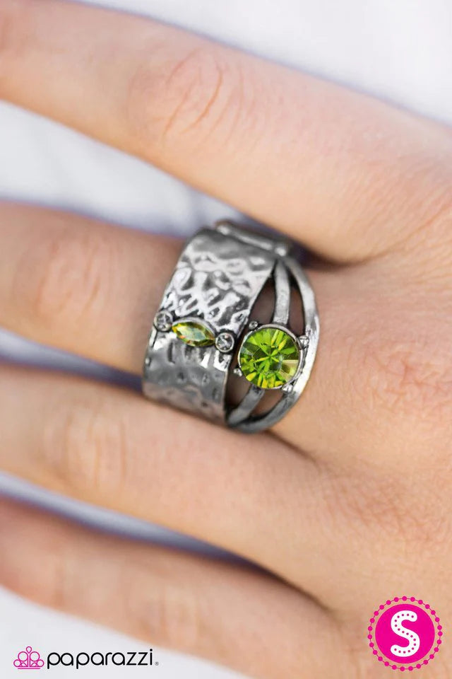 Anillo Paparazzi ~ Reliquia preciada - Verde