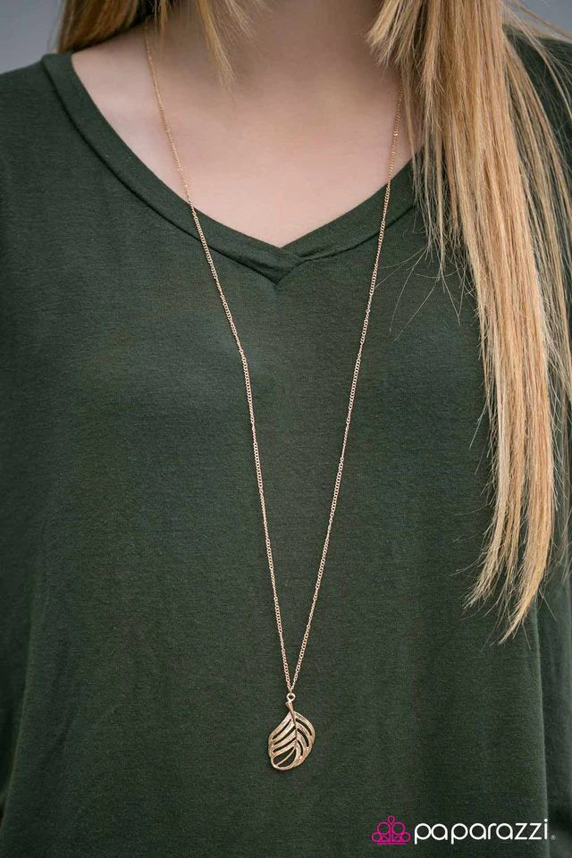 Collar Paparazzi ~ At First FLIGHT - Oro