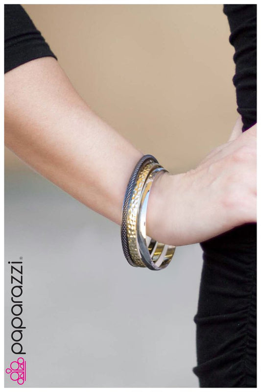 Pulsera Paparazzi ~ Triple Threat - Oro