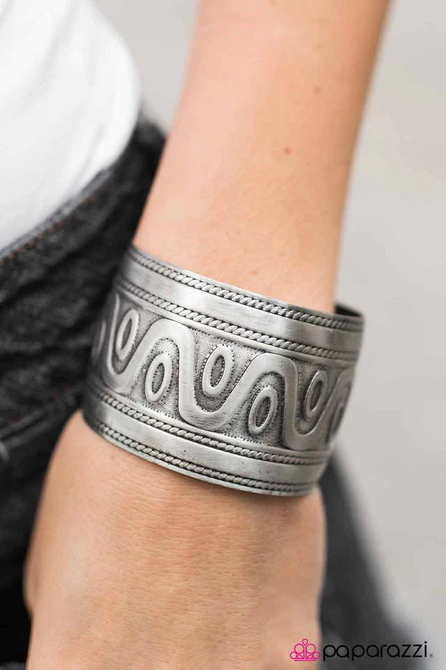 Pulsera Paparazzi ~ Come What MAYAN - Plata