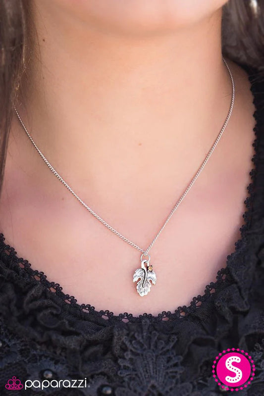 Collar Paparazzi ~ LEAF-ing Home - Marrón