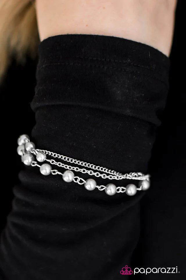 Pulsera Paparazzi ~ RITZY Business - Plata