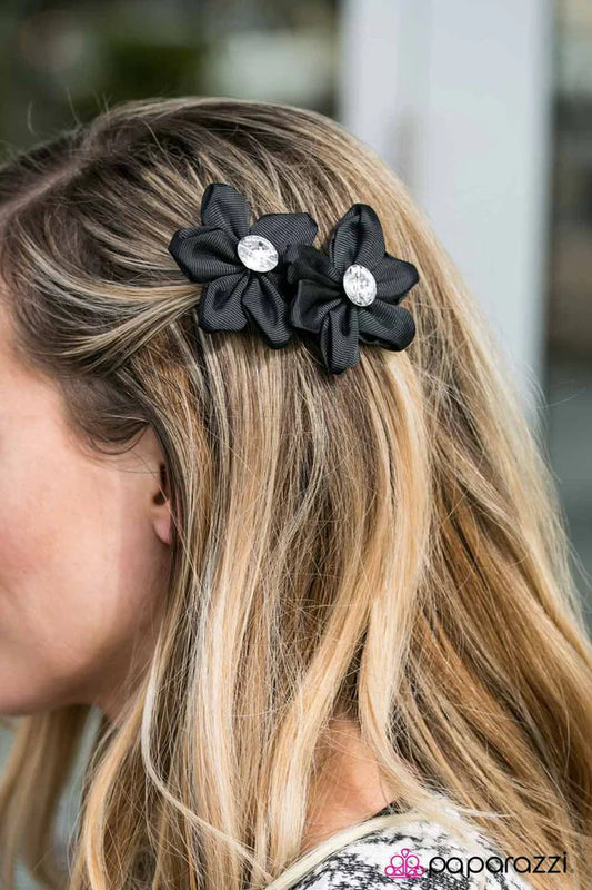 Accesorios para el cabello de Paparazzi ~ Un cuento de dos margaritas - Negro