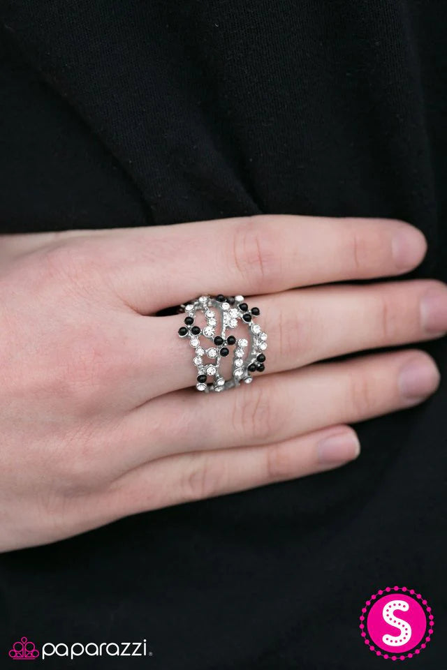 Anillo Paparazzi ~ Belleza sin aliento - Negro