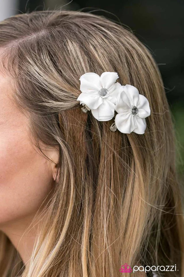 Accesorios para el cabello de Paparazzi ~ Besos dulces - Blanco