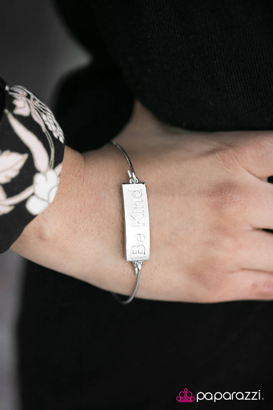 Pulsera Paparazzi ~ Be Kind - Plata