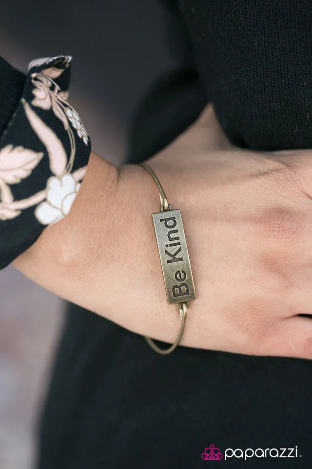 Pulsera Paparazzi ~ Be Kind - Latón