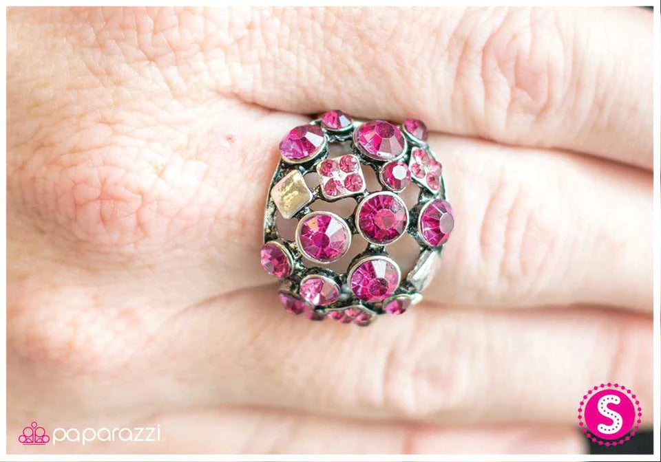 Anillo Paparazzi ~ Invasión Fuchsia - Rosa