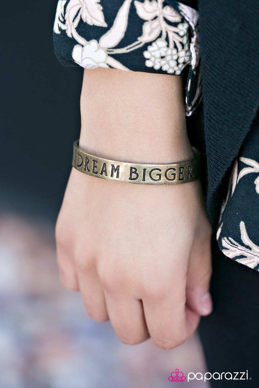 Pulsera Paparazzi ~ Dream Bigger - Latón