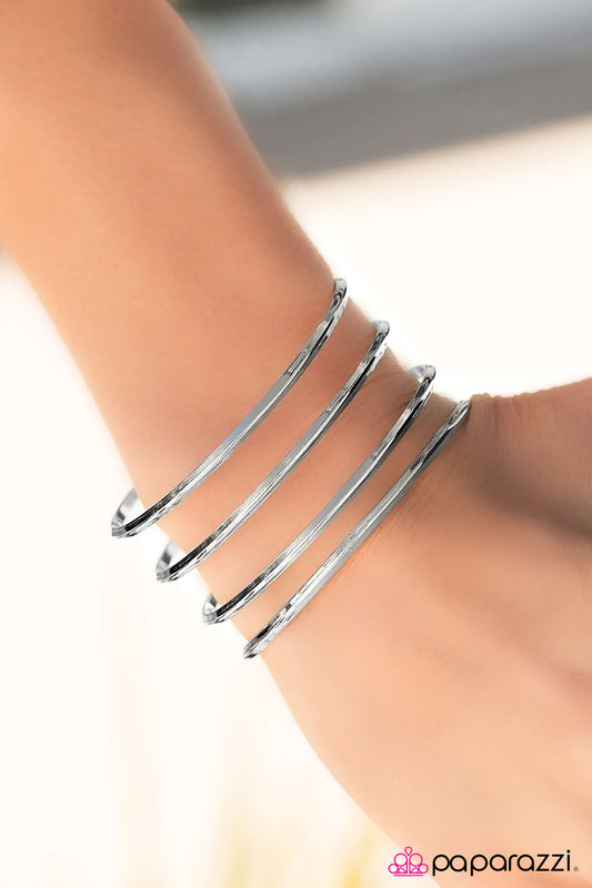 Pulsera Paparazzi ~ In Your Day - ¡BRILLA! - Plata