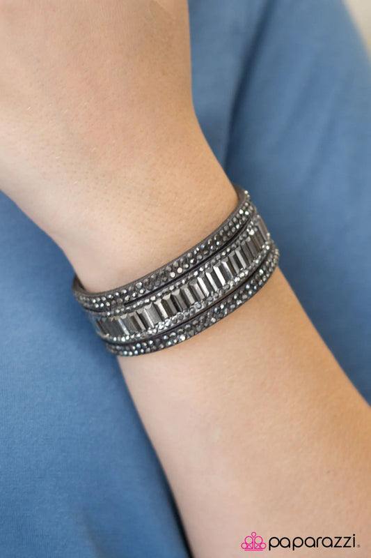 Pulsera Paparazzi ~ Brillo de primera clase - Plata