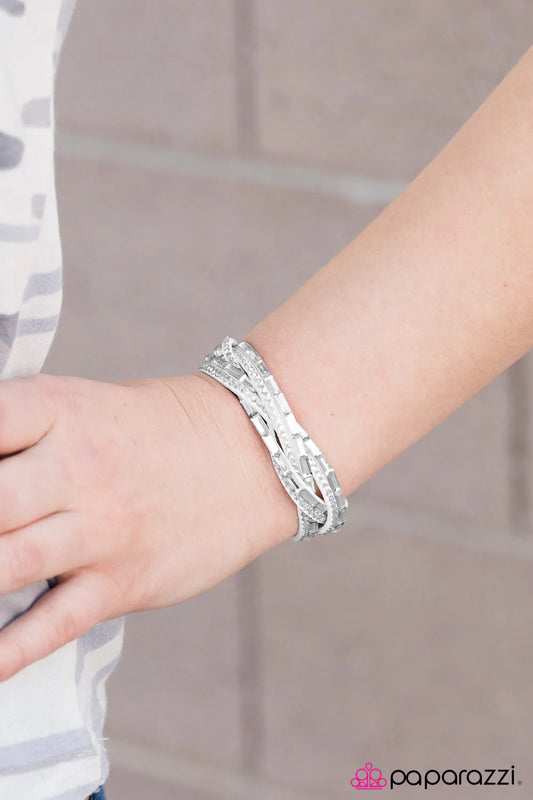 Pulsera Paparazzi ~ Too Cool For School - Blanco