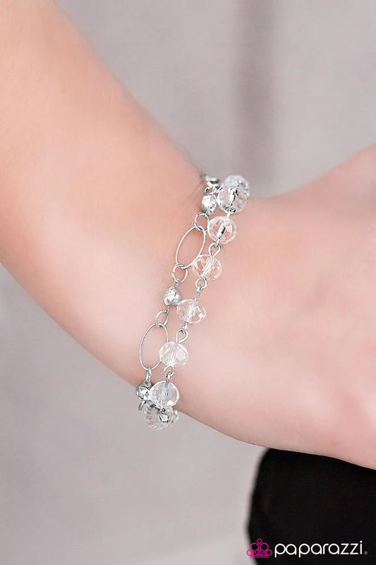 Pulsera Paparazzi ~ Más rica que tus sueños más glamurosos - Blanco