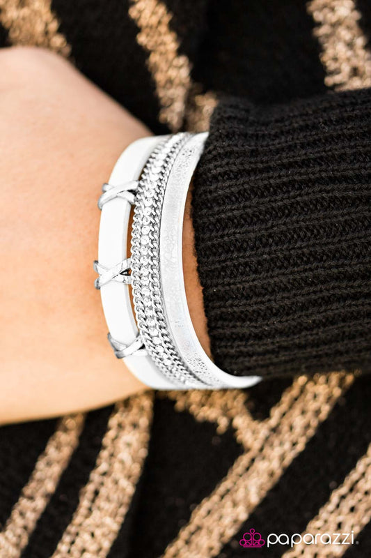 Pulsera Paparazzi ~ Go The X-tra Mile - Blanca