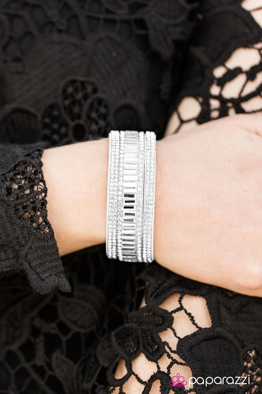 Pulsera Paparazzi ~ Brillo de primera clase - Blanco