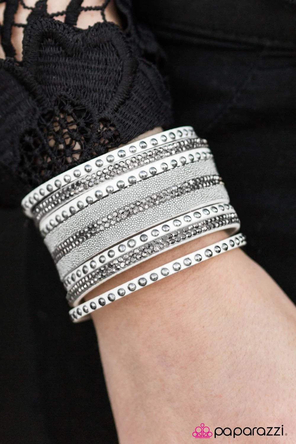 Pulsera Paparazzi ~ ¡Todo brilla! - Blanco