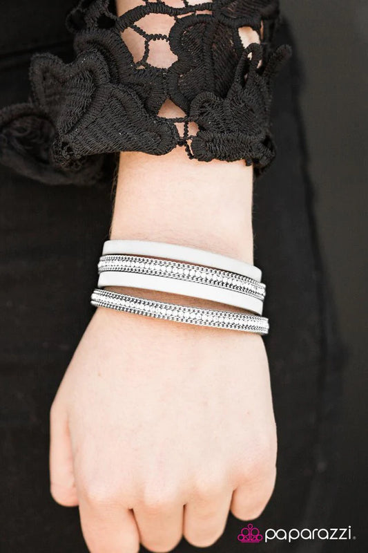 Pulsera Paparazzi ~ Flash Mob Fashion - Blanco