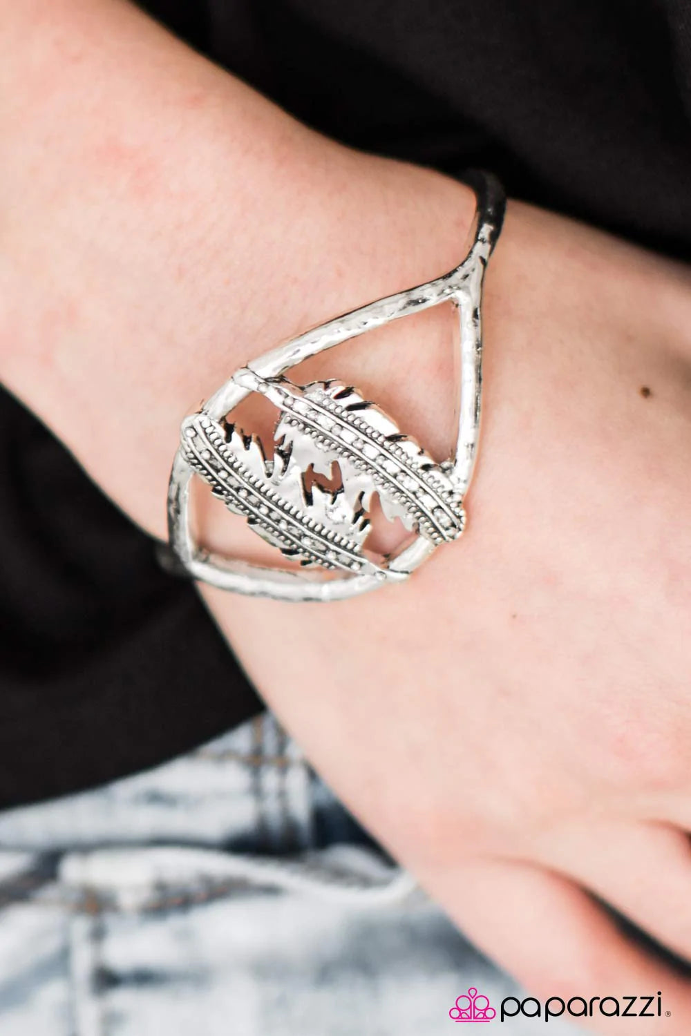 Pulsera Paparazzi ~ One Wild FLIGHT - Plata